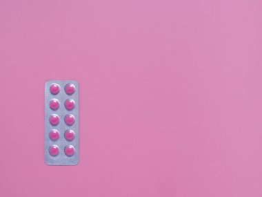 Pembe haplar kabarcıklarda tedavi için pembe arka planda, düz yerde.