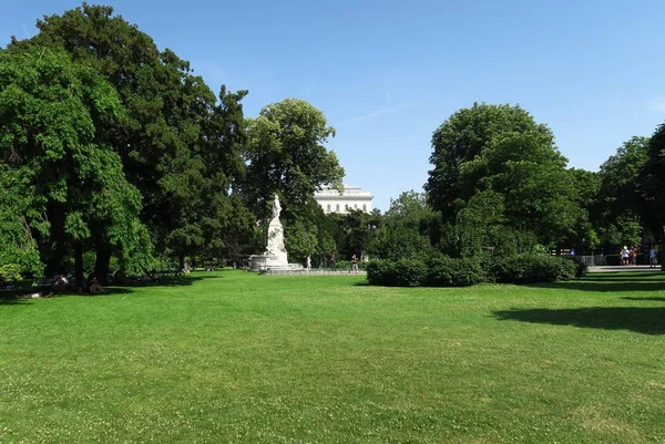 Pałacu Park Hofburg, pomnik Mozarta w Austria - Wiedeń — Zdjęcie stockowe