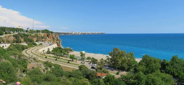 Praia Konyaalti e os penhascos de Antalya na Turquia — Fotografia de Stock