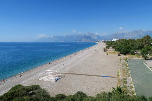 Mayıs ayında, Türkiye'nin Antalya Konyaaltı Beach