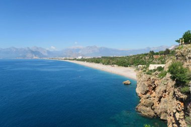 Türkiye'de Antalya Konyaaltı Beach civarındaki kayalıklarla
