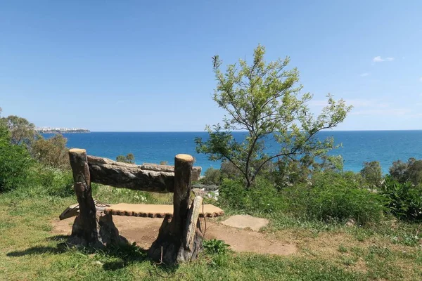 Antiguo banco vacío se encuentra en un parque en la costa del mar Mediterráneo, Turquía — Foto de Stock