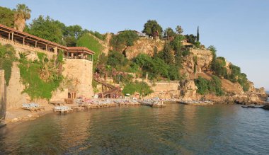 Mermerli plaj ve restoran şehir duvarları Antalyas Oldtown Kaleiçi, Türkiye'de