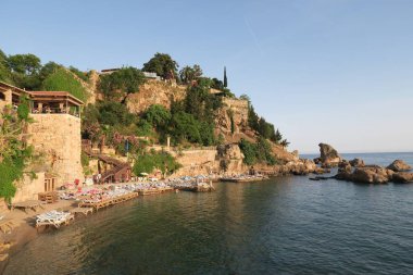 Mermerli plaj ve restoran şehir duvarları Antalyas Oldtown Kaleiçi, Türkiye'de