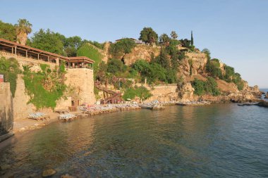 Mermerli plaj ve restoran şehir duvarları Antalyas Oldtown Kaleiçi, Türkiye'de
