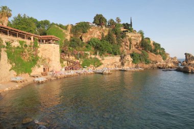 Mermerli plaj ve restoran şehir duvarları Antalyas Oldtown Kaleiçi, Türkiye'de