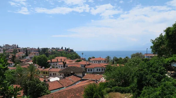 Oldtown i Antalya, de berömda röda hustak och Mediteranian havet — Stockfoto