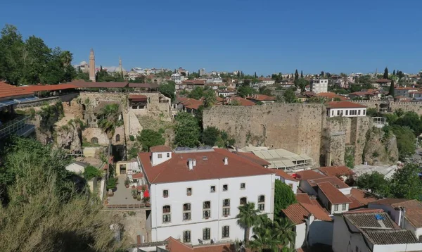 Los Restaurantes en las Murallas de la Ciudad de Antalyas Oldtown Kaleici, cerca del Puerto — Foto de Stock