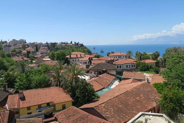 Antalyas eski şehir Kaleiçi onun ünlü kırmızı çatılar ve Mediteranian okyanus
