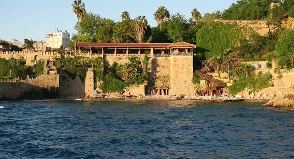 Mermerli Beach and Restaurant with the City Walls em Antalyas Oldtown Kaleici, Turquia — Fotografia de Stock