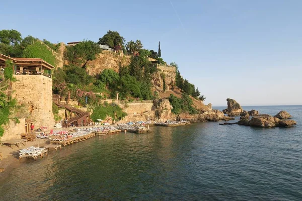 Mermerli Strand und Restaurant mit der Stadtmauer in Antalyas Altstadt Kaleici, Türkei — Stockfoto