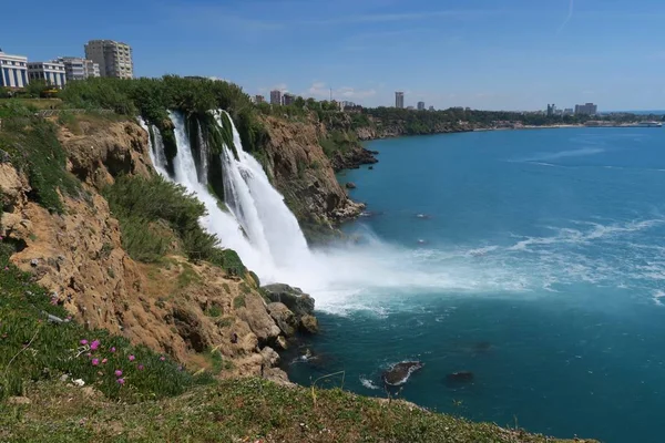 Büyük Duden Watterfall olarak görülen o üzerinden yakın Park Antalya - Türkiye