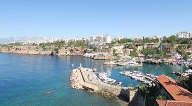 Antalyas güzel liman, yelkenli gemi, balıkçı tekneleri ve Oldtown Kaleiçi, Türkiye