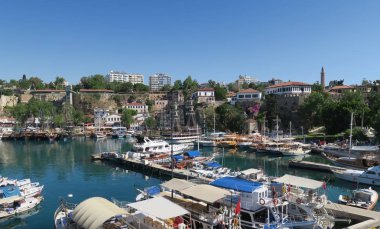 Turistler, yelkenli gemi, balıkçı tekneleri ve surlar Antalyas Oldtown Kaleiçi, Türkiye'de liman