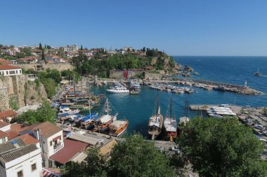 Limanı turistlere Antalyas Oldtown Kaleiçi, Türkiye'de yelkenli gemiler ve şehir surları