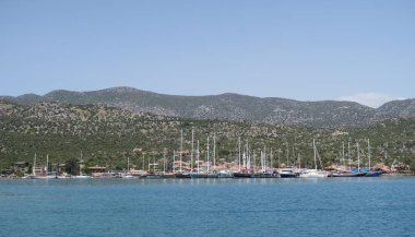 Üçağız savaş gemileriyle yelken, Kekova Adası ve Türkiye'deki batık şehir Simena yakınındaki liman