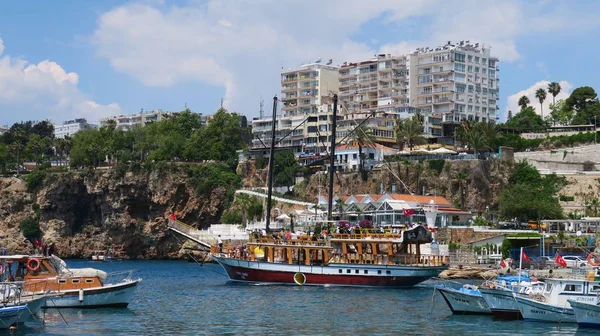 Antalyas Beatiful Harbour, Navios à vela, Barcos Fisher e o Oldtown Kaleici, Turquia — Fotografia de Stock