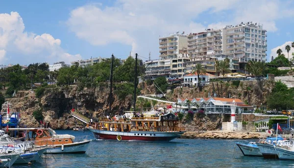 Porto para turistas, navios à vela, barcos Fisher e as muralhas da cidade em Antalyas Oldtown Kaleici, Turquia — Fotografia de Stock