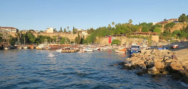 Krásný přístav v Antalya se plachetnice, lodě Fisher a městské hradby — Stock fotografie