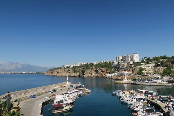 Güzel liman yelkenli gemi, balıkçı tekneleri ve şehir surları ile Antalya