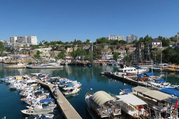 Güzel liman yelkenli gemi, balıkçı tekneleri ve şehir surları ile Antalya
