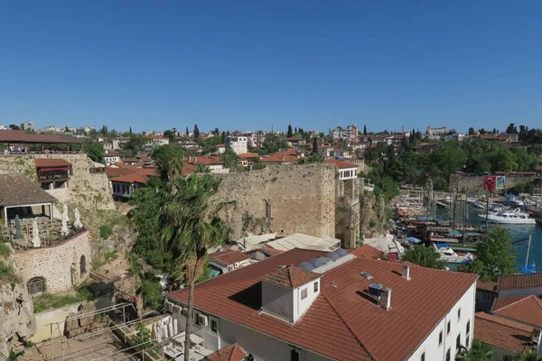 Hermosas murallas y restaurantes cerca del puerto de Antalyas en el distrito de Oldtown Kaleici — Foto de Stock