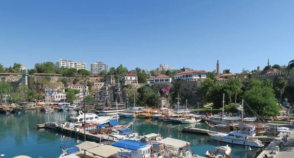 관광객 및 범선 Antalyas Oldtown Kaleici, 터키의 항구 — 스톡 사진