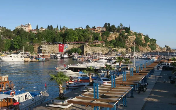 Plavba lodí a člunů na Staroměstské přístavu Antalya, Turecko — Stock fotografie