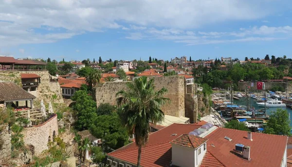 Міські стіни і Старе місто Анталії, Kaleici в Туреччині — стокове фото