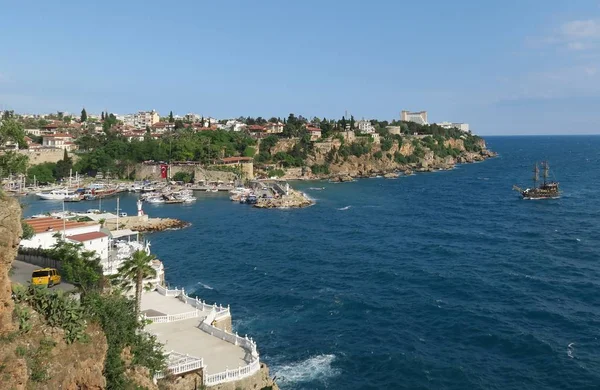 Mediteranian 海和旧镇海港在土耳其安塔利亚 — 图库照片
