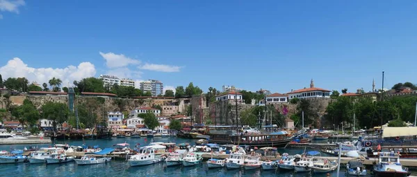 Bateaux dans le port d'Antalya, en Turquie — Photo