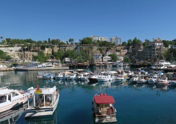 Barcos e veleiros para turistas no porto de Antalya — Fotografia de Stock