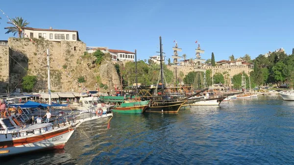 Městské hradby v přístavu Antalya v Turecku — Stock fotografie