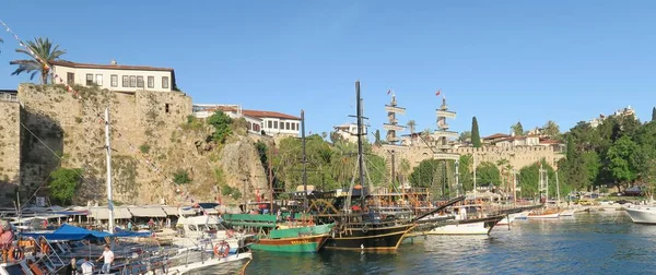 Městské hradby v Kaleici Staroměstské Antalyas, jak je patrné z přístavu — Stock fotografie