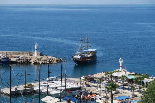 Kaleiçi Oldtown Harbour Antalya ' da giren gemi yelken