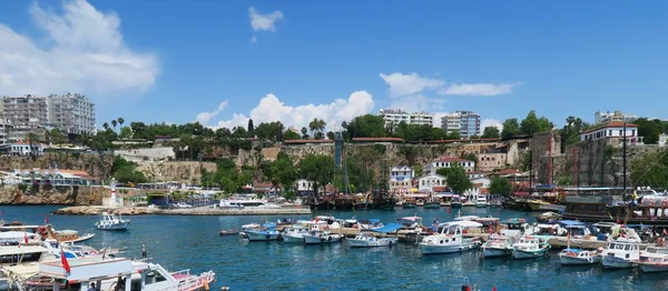 Антальяс Олдтаун Калейчи и корабли в гавани, Турция — стоковое фото