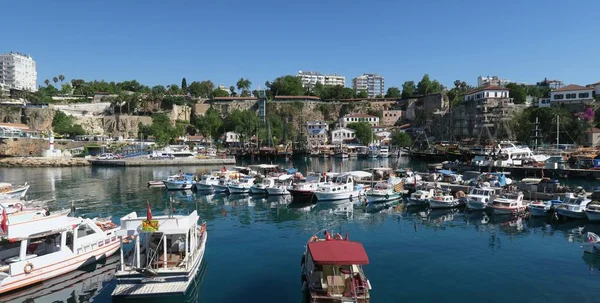 Парусные суда и лодки на пристани Анталии, Турция — стоковое фото