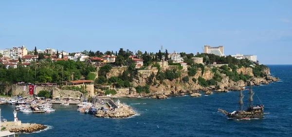 Nave a vela al Porto Oldtown di Antalya - Kaleici, in Turchia — Foto Stock