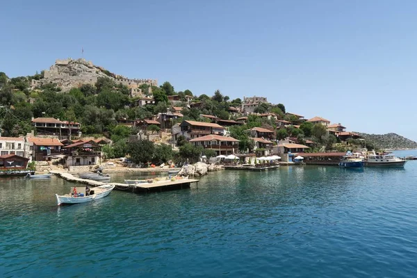 Kalekoy 和 Simena 城堡在土耳其的 Kekova 岛附近的海港 — 图库照片