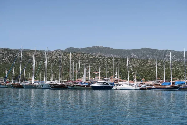 Ucagiz 用航行的船，靠近 Kekova 岛和沉没的城市 Simena 在土耳其的海港 — 图库照片