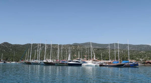 Üçağız savaş gemileriyle yelken, Kekova Adası ve Türkiye'deki batık şehir Simena yakınındaki liman — Stok fotoğraf