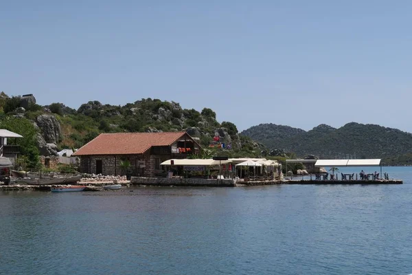 Üçağız savaş gemileriyle yelken, Kekova Adası ve Türkiye'deki batık şehir Simena yakınındaki liman — Stok fotoğraf