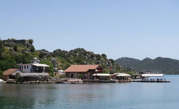 Hafen von ucagiz mit Segelschiffen, in der Nähe der Insel Kekova und der versunkenen Stadt simena in der Türkei — Stockfoto