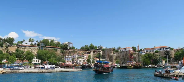 Antalyas Oldtown Kaleici, las murallas de la ciudad y los buques en el puerto Imagen De Stock