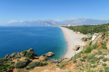 Konyaaltı Beach, Toros Dağları ve kayalıklarla Antalya, Türkiye'de