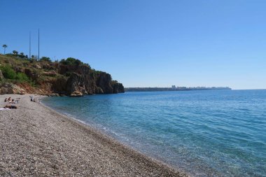 Konyaaltı Plajı ve yakındaki uçuruma, Antalya, Türkiye