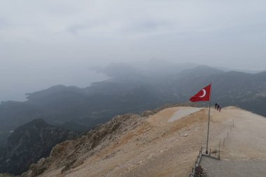 Tahtalı Dağı - Olympos - Mountain Kemer, Türkiye'de Türk bayrağı