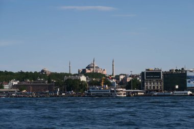 Ayasofya, Sultanahmet Camii ve Istanbul, Türkiye'de Galata dan görüldüğü gibi Haliç,