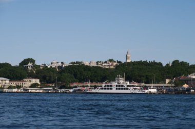 Ünlü Topkapı Sarayı, Boğaziçi, Haliç ve İstanbulun Oldtown Sultanahmet, Istanbul, Türkiye'de Galata dan görüldüğü gibi