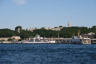 Ünlü Topkapı Sarayı, Boğaziçi, Haliç ve İstanbulun Oldtown Sultanahmet, Istanbul, Türkiye'de Galata dan görüldüğü gibi